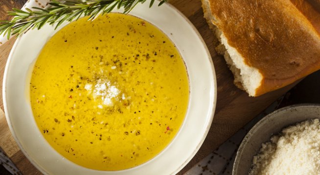 1 ч.ч. зехтин
4 скилидки стрит чесън
щипка червен лют пипер
сол, черен пипер на вкус
4-5 с.л. фино настърган пармезан
2 с.л. нарязан магданоз