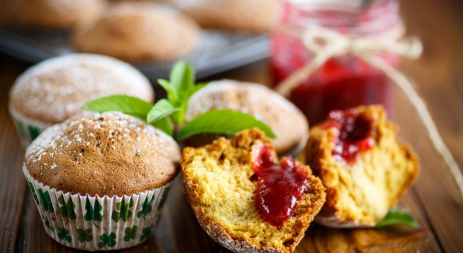 Овесени мъфини с малинов конфитюр