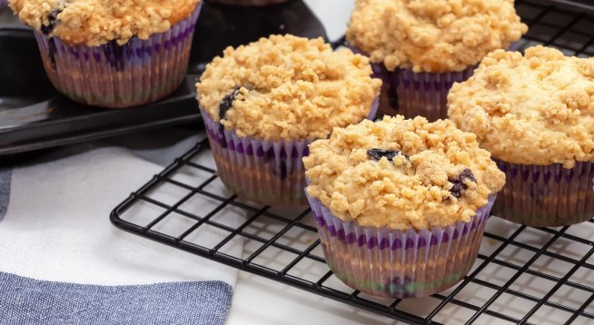 Боровинкови мъфини с бадемов щройсел. Снимка: istock