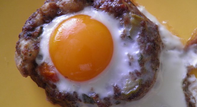 500 г. кайма
 1 филия хляб
 4 яйца 
 чубрица
 магданоз
 черен пипер
 1 гл. лук
