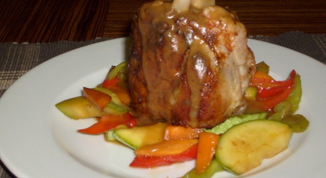 4 бр свински джолан
сол, пипер
супена лъжица брашно
3 моркова
3 тиквички
2 патладжана
5 скилидки чесън
2 връзки пресен лук, както и всички останали сезонни зеленчуци, които обичате