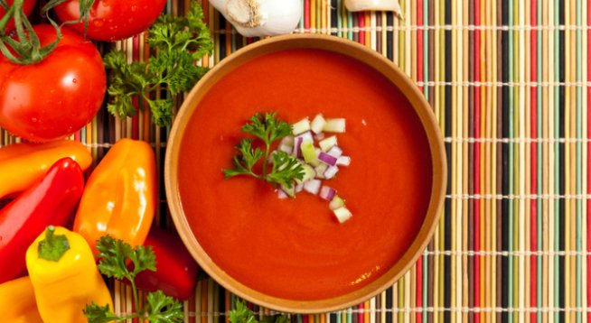 За 4 порции:
1 глава лук 
1/2 зелена чушка 
2 стръка целина 
1 скилидка чесън 
1 ч. л. свеж магданоз 
2 чаши доматен сок 
450г накълцани домати 
1/4 чаша оцет 
1/4 чаша олио 
бял пипер 
Табаско сос 