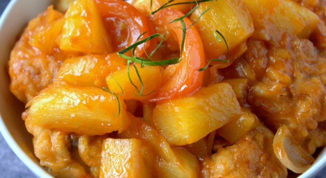 3 супени лъжици соев сос
3 супени лъжици зехтин
сол на вкус
½ чаена лъжица червен пипер
500 г пилешки гърди, нарязани
1 червена чушка, нарязана
1 връзка пресен лук, нарязан
1 супена лъжица царевично брашно
1 консерва ананас