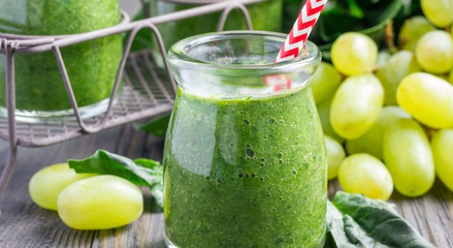 200 мл кокосова вода
100 г грозде по ваш избор
1/2 банан
няколко резена пресен ананас
шепа бейби спанак
малко вода, ако е необходимо