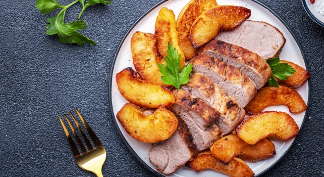 Свински котлети с шалот и ябълки