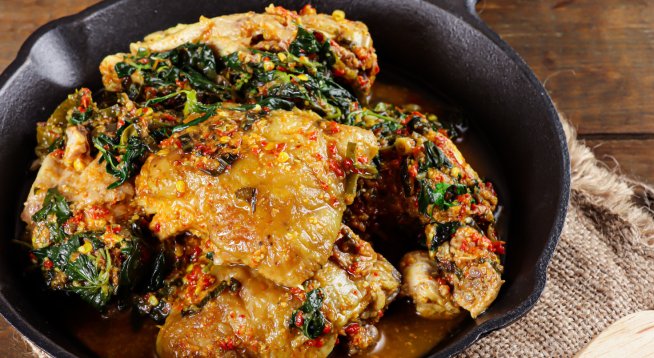 Пилешки бутчета с кейл. Снимка: istock