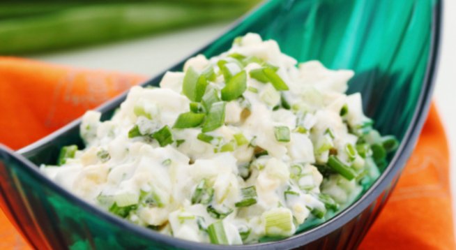 половин стрък праз лук
4 сварени яйца
половин/една опаковка майонеза  
сол, черен пипер