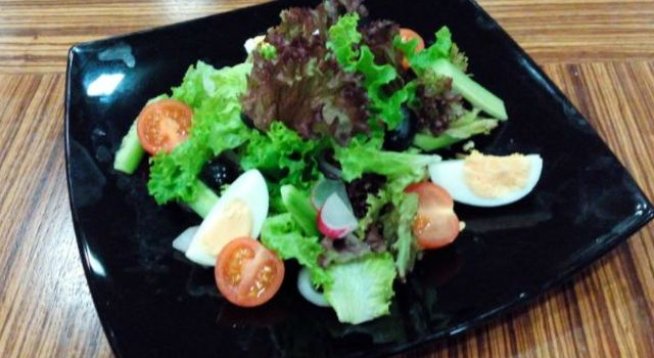 1 бр зелена салата
1 бр червена салата
4 чери домата
1 краставица
4 репички
1 бр червен кромид лук
4 яйца