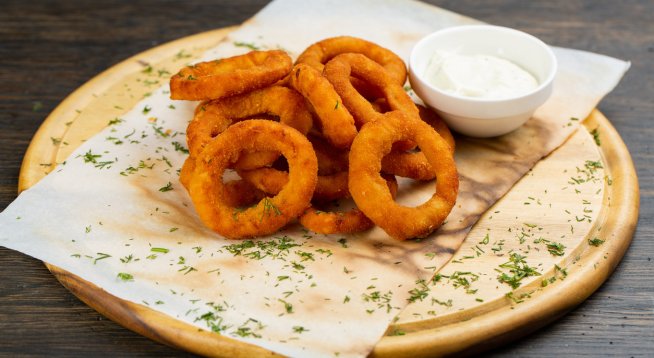 Панирани лучени кръгчета. Снимка: istock