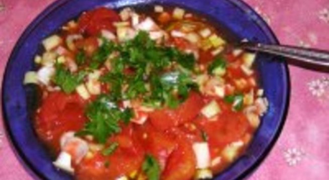 1 стрък праз лук
1 консерва цели белени домати
2-3 стръка магданоз
2-3 лъжици зехтин (олио)
сол на вкус