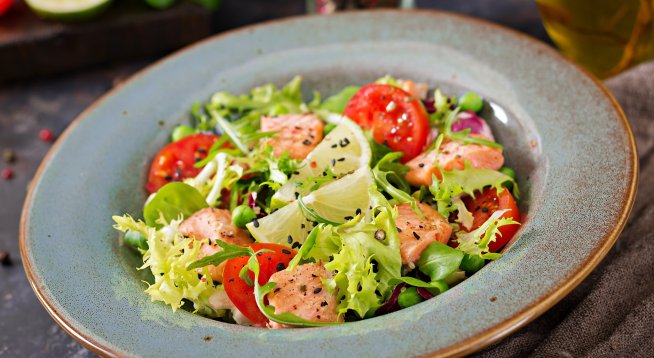Свежа салата със сьомга 