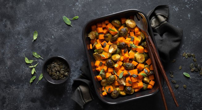 Печено брюкселско зеле със сладки картофи