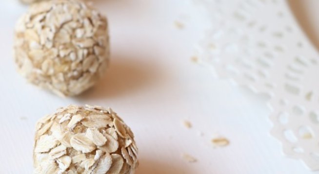 1 чаша овесени ядки
½ чаша сладкарски шоколадови парченца 
½ чаша ленено семе
½ чаша фъстъчено масло 
1/3 чаша мед 
1 чаена лъжица ванилия, течна