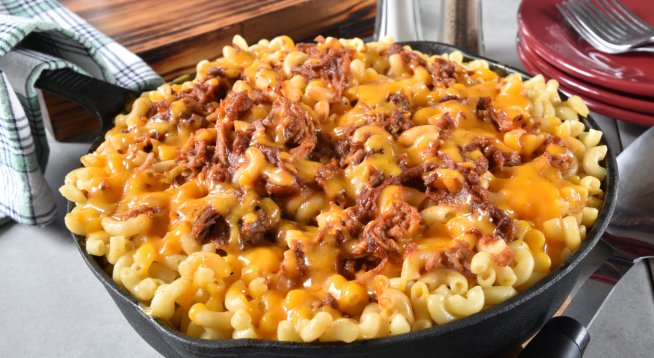 Макарони със сирене и дърпано свинско