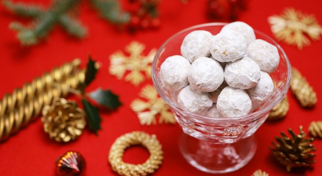 Коледни масленки с пудра захар. Снимка: istock