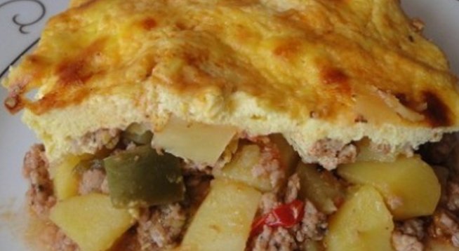 400 г кайма смес
750-800 г картофи нарязани на малки кубчета
1/2 ч.л. кимион
1/2 чушка зелена
1/2 чушка жълта
1/2 чушка червена
1 ч.ч. зеленчуков бульон
1 ч.л. чубрица
1 щипка чесън на прах
4 яйца
1/2 кофичка кисело мляко
1 с.л. олио
сол на вкус
черен пипер на вкус