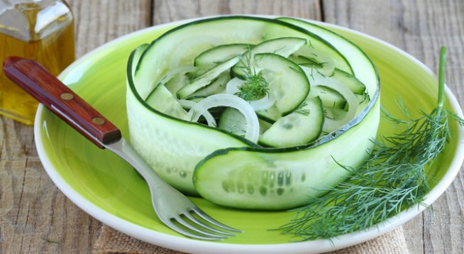 1 краставица
1 грудка резене (фенел)
няколко листа свежа маруля
няколко стръка лук или малка глава стар лук
За дресинга:
3 супени лъжици зехтин
2 счукани скилидки чесън
пресен лимонов сок
сол на вкус