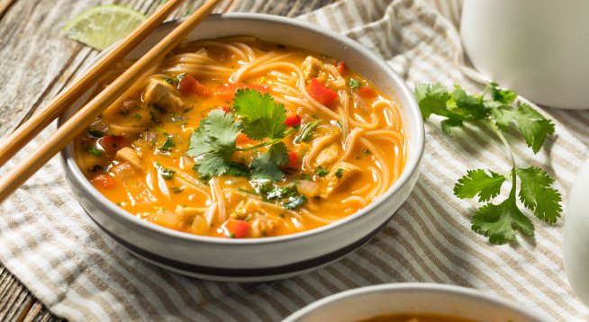 Тайландска пилешка супа с къри и кокос