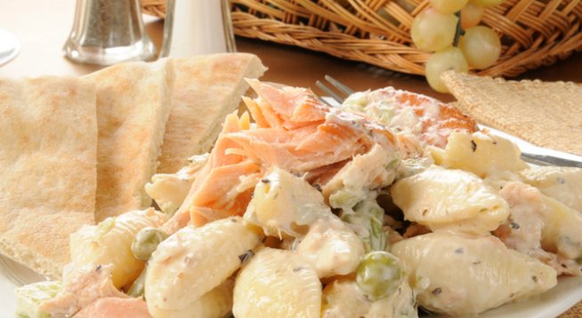 1-2 печени или пушени риби по ваш вкус
1 малка глава лук
2 скилидки чесън
1 малка консерва грах
1 опаковка майонеза
лимонов сок
сол, черен пипер
1-2 домата
3-4 кисели краставички