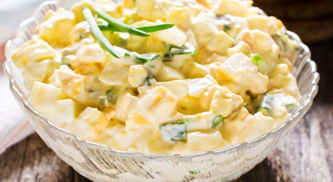 7 яйца
1/2 кофичка майонеза (може и повече)
4-5 супени лъжици кисело мляко
1 скилидка стрит чесън
2 стръка пресен лук
100 г натрошено сирене
сол, черен пипер