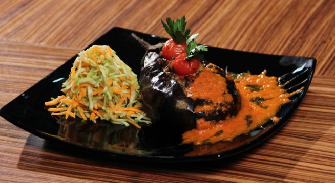 1 патладжан
150 г пилешко филе
50 г сушени домати
2 броя чери домати
50 г тиквички
2 моркова
50 г моцарела
10 г лук, чесън