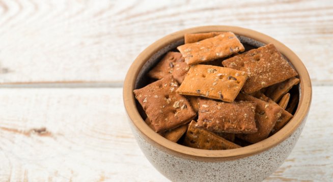 180 г брашно
1 ч.л. сушен риган
Сол и черен пипер на вкус
5 супени лъжици доматено пюре
15 мл екстра върджин зехтин
50 мл вода
Разтопено масло за намазване
Сушен риган, сусам за поръсване
Сол за поръсване – по желание