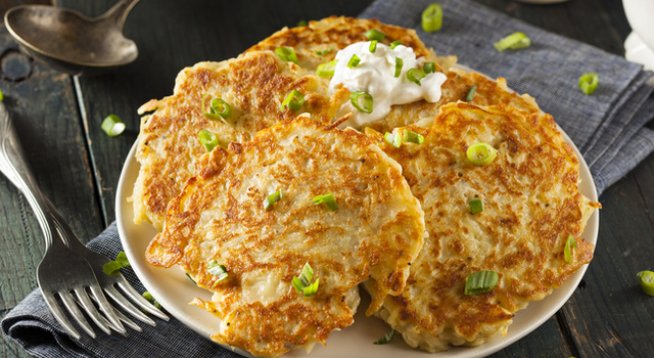 5 големи картофа
1 средно голяма глава лук
2 яйца
Сол и черен пипер на вкус
Чесън на прах на вкус – по желание