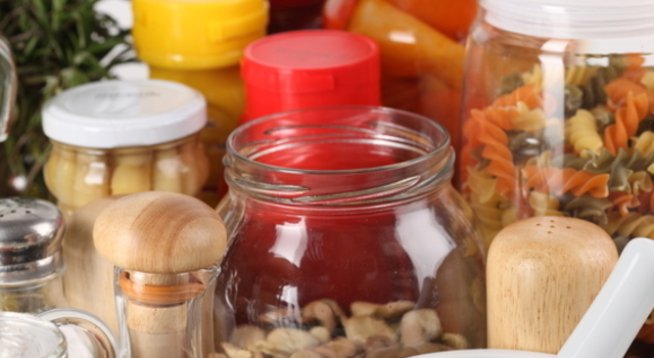 Продукти
Приготвяне:
Продукти:
3-4 кг пиперки (върхарчета)
1 бутилка оцет
250 г олио (използва се за пържене на пиперките)
1 чаена чаша захар
1 кафяна чаша сол
1 чаена чаша вода
4-5 глави чесън
магданоз
черен пипер и натриев бензоат