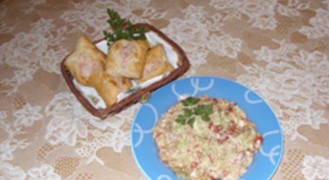 Продукти:
1 кг печен пипер
1/2 кг печен патладжан
100 г кашкавал
1/2 пакетче крема сирене
1 средно голяма краставица
3-4 плочки шунка – много тънка
около 200 г майонеза
щипка сол
няколко капки оцет и една идея чер пипер