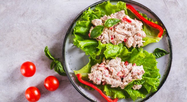 Салата с риба тон в маруля