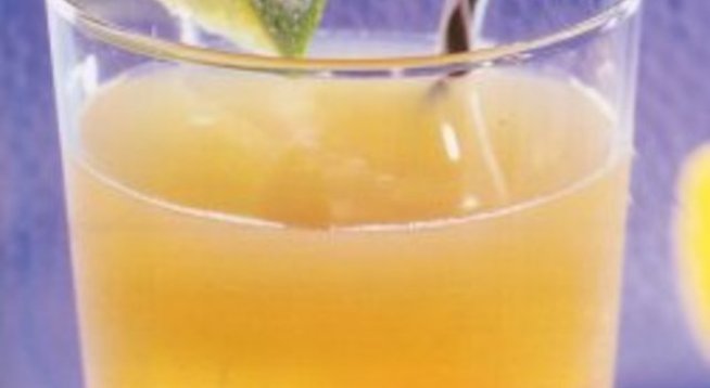 10 кубчета лед 
2 части водка 
1 част джин 
1 част бяла текила 
1 част бял ром 
1/2 част бял крем-ликьор 
2 части лимонен сок 
1 част захарен сироп 
кока-кола 
кръгче лимон за украса