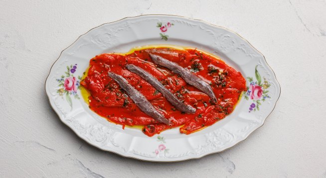 Ароматна есенна салата с печени чушки и аншоа