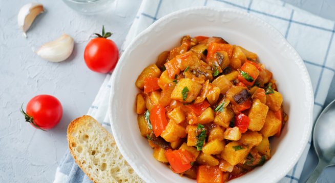 1,5 кг картофи
1 голяма глава лук
5 скилидки чесън
1 ч.л. сушена мащерка
1/2 ч.л. сушен розмарин
1/2 ч.л. сушен риган
500 г пресни гъби
3 големи моркова
1 грудка целина
500 мл вода или зеленчуков бульон
250 мл червено вино
400 г червен боб, сварен
½ ч.ч. доматено пюре
2 дафинови листа
сол, черен пипер на вкус
1 с. л. тъмен соев сос
