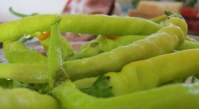 5 кг люти чушлета

За саламурата:
1 чаена чаша олио
2 бутилки оцет от 700 мл
2 чаени чаши захар
1 чаена чаша сол
чер пипер на зърна
целина
магданоз
чесън
моркови нарязани на кръгчета 