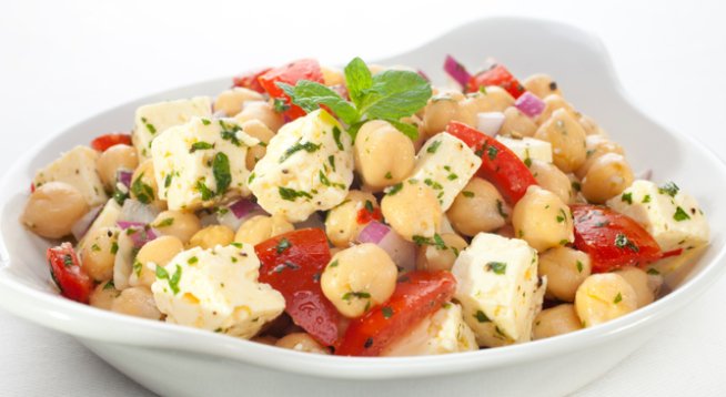 400 г нахут от консерва
1/4 чаша песто
10-12 бр чери доматки
1/4 чаша моцарела
няколко листа пресен босилек
сол и черен пипер