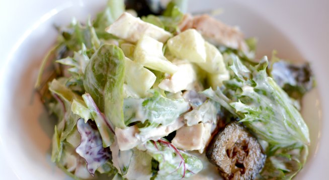 Пилешка салата с ябълки