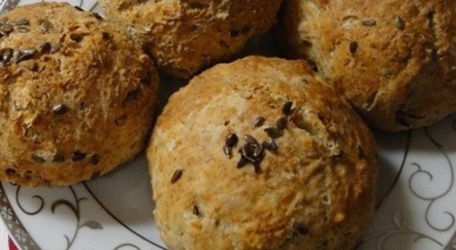 2 ч.ч. брашно от спелта
2 ч.ч. бяло брашно
2 ч.ч. кисело мляко
сол на вкус
1 ч.л. сода