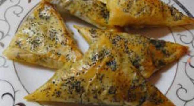 Продукти (за 9 банички):
3 листа кори за баница
2-3 с. л. олио или зехтин
150 г сирене камамбер
4-5 сушени, мариновани домата
1 яйце
Маково семе за поръсване
