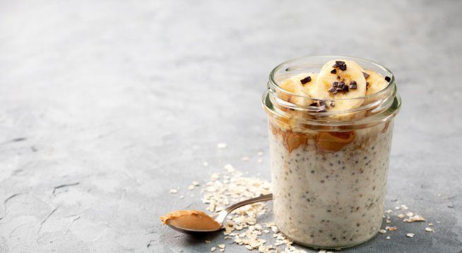 Закуска с овесени ядки, банан, чиа и фъстъчено масло