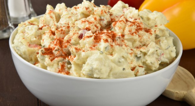 1 и ½ кг картофи
2-3 кисели краставички
За дресинга:
1 опаковка майонеза
сокът на ½ лимон
2-3 супени лъжици дижонска горчица
1 малка глава червен лук
3 твърдо сварени яйца
¼ чаена лъжичка пушен червен пипер
сол, черен пипер на вкус
2 с.л. от сока на краставичките
няколко стръка копър – по желание