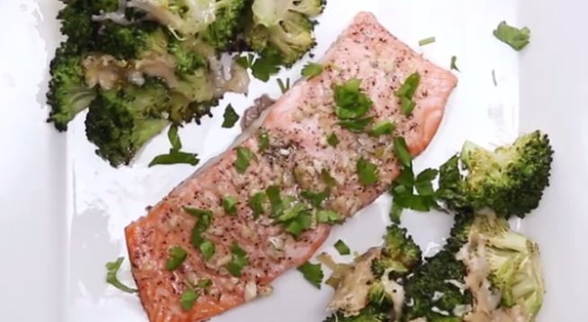 4 парчета сьомга
3 скилидки чесън
40 г масло
сол, черен пипер на вкус