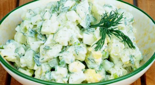 900 г пресни картофи, почистени
2 супени лъжици вермут или бяло вино
1 супена лъжица бял винен оцет
1 скилидка чесън, пресован
3 супени лъжици майонеза
5 супени лъжици кисело мляко
½ краставица, нарязана
75 г пресен лук, нарязан
3 супени лъжици пресен копър
1 и ½ супени лъжици естрагон
Сол и черен пипер на вкус