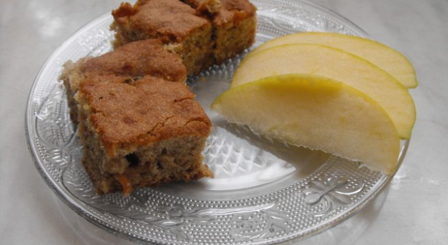 3 яйца
2 и 1/2 граханово брашно
1 чаша и 1/2 захар
2/3 чаша олио или пакетче масло
1/2 ч.л. сода
2 ч.л. какао
купичка настъргани ябълки