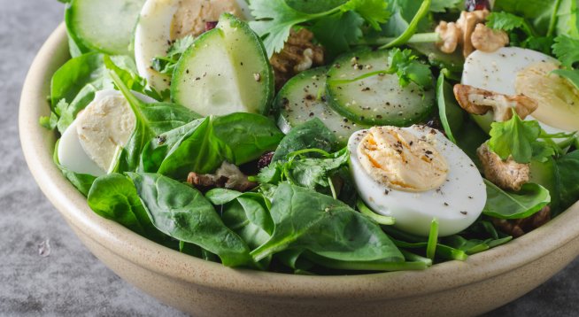 Салата с варени яйца, спанак и краставици