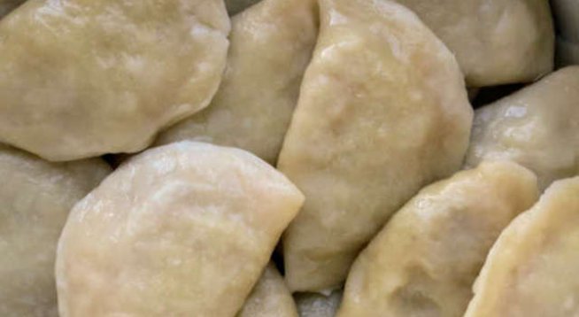 1 кг тиквички
2-3 глави лук
4-5 домата
перца пресен лук
дафинов лист
олио
сол
захар
