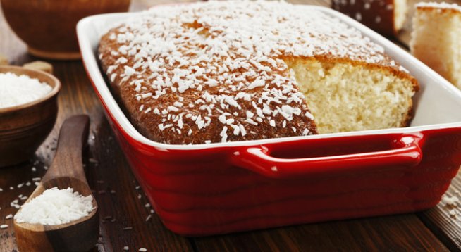 2 чаши брашно
1 и ½ чаши захар
1 чаша кокосови стърготини
½ чаши счукани орехи
1 супена лъжица бакпулвер
1 чаена лъжица сода
1 чаена лъжица ксантанова гума
1 чаена лъжица сол
1 чаша кокосово мляко
1 чаша олио
4 яйца
1 чаена лъжица ванилов екстракт