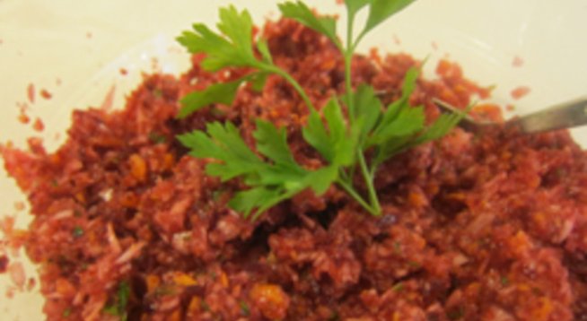Продукти:
1 глава бяла ряпа
1 глава червена ряпа
1 глава червено цвекло
2 моркова
4-5 скилидки чесън
4-5 стръка магданоз
2 суп. лъж. зехтин
2 суп. лъж. оцет
сол на вкус