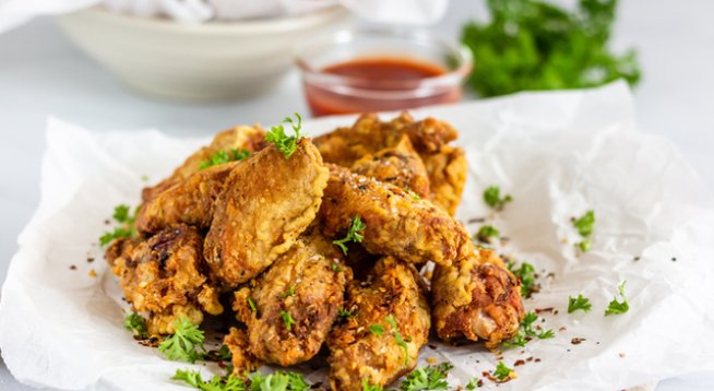 1 яйце
сол и черен пипер на вкус
2 и ½ чаши зърнена закуска, натрошена
500-600 г пилешки гърди, нарязани на хапки
¼ чаша зехтин
2 супени лъжици масло
½ чаша кайсиево сладко
2 супени лъжици вода