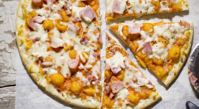 Пица с бекон и праскови. Снимка: istock