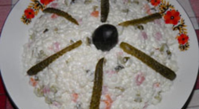 Продукти:
кускус
майонеза
кисело мляко
кисели краставички (или пресни)
моркови
шунка (филе, кренвирши, друго – според бюджета)
грах
подправки
лимон
Количеството зависи от това колко хора бихте искали да нахраните. Спокойно обаче можете без много труд и разходи да направите една кофа от кускусената салата за студентско парти или тийнейджърски купон.
